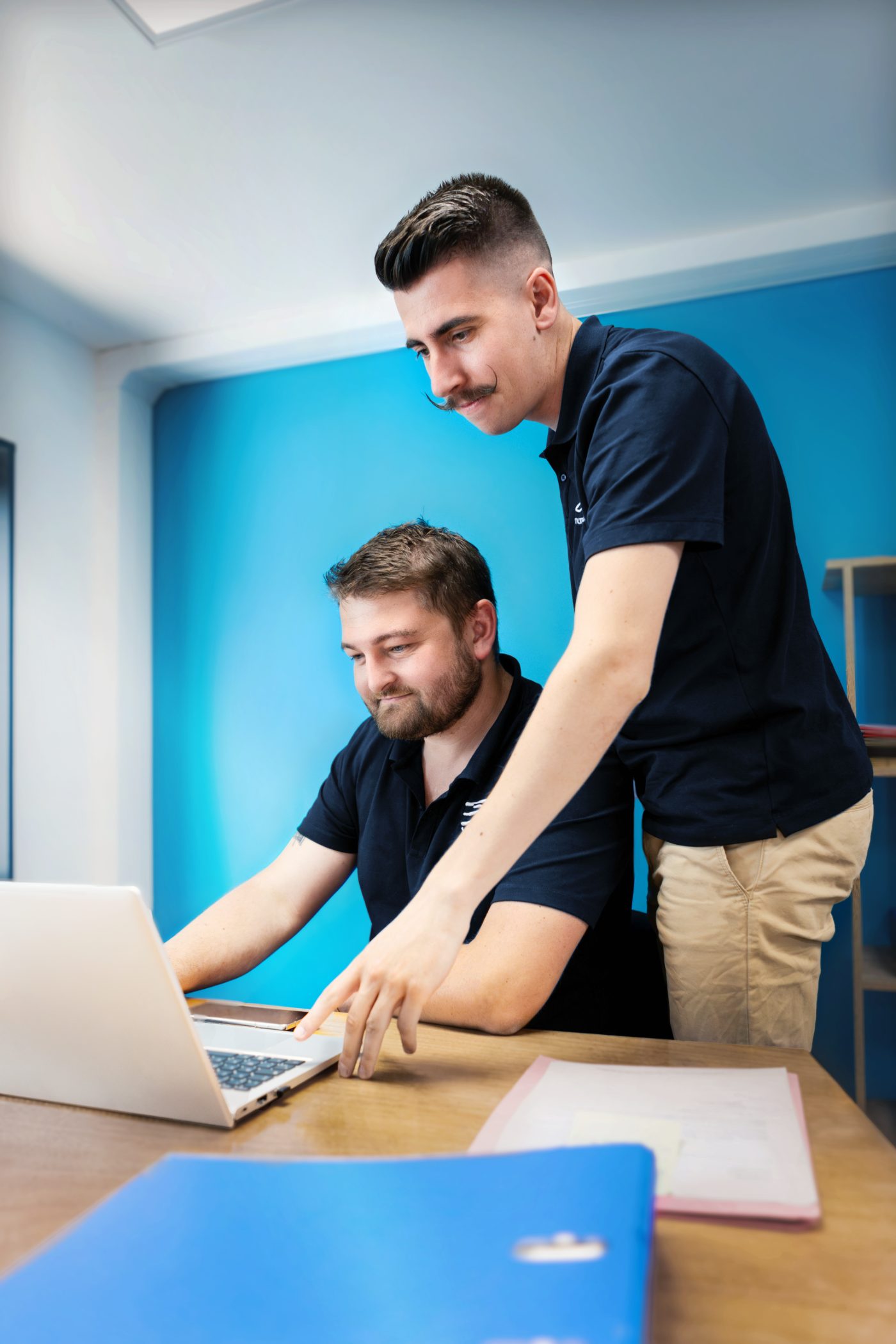 Deux techniciens Ere Numérique devant un ordinateur portable