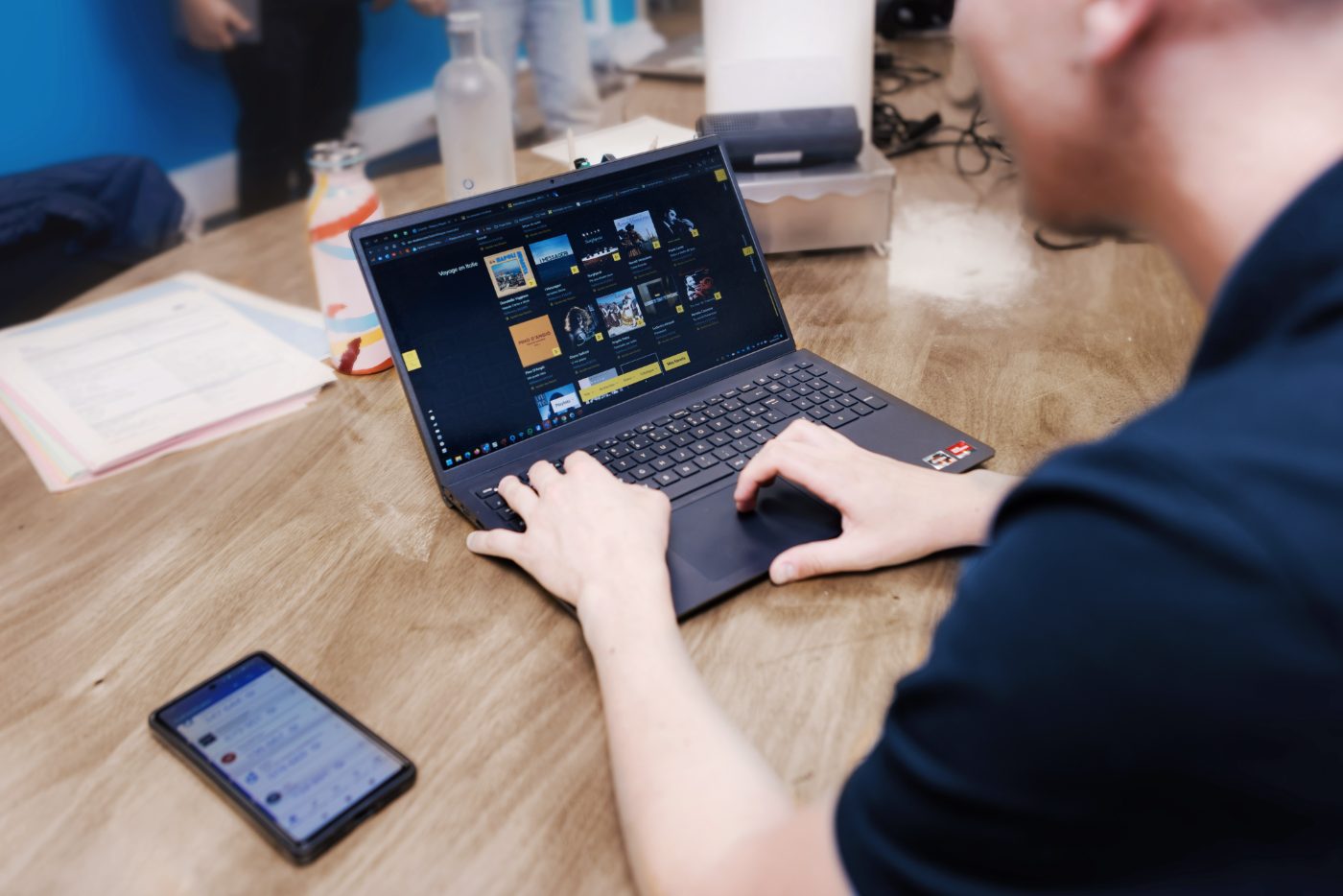 Technicien préparant un poste informatique